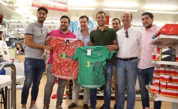 El nuevo cuerpo técnico del Guijuelo posa con el presidente Jorge Hernández y el director deportivo Ángel Marcos. 