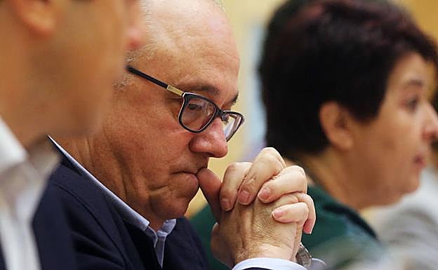 Alfonso Reguera, en un pleno del Ayuntamiento junto a Clara Luquero. 