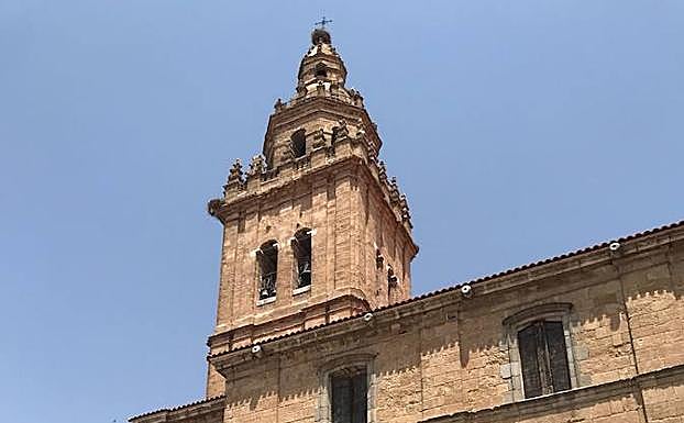 Torre de la iglesia de los Santos Juanes, en Nava del Rey.