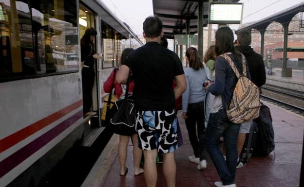 Imagen de archivo de la salida del tren playero desde Valladolid.