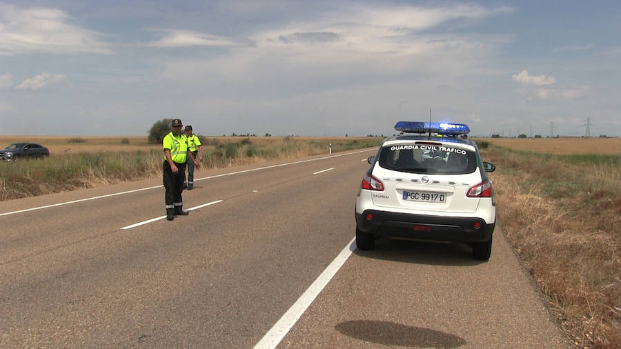 Un matrimonio, natural de Guipuzcóa, ha fallecido y su hijo menor de 12 años de edad ha resultado herido leve tras ser atropellado por un conductor ebrio en la N-601cuando realizaban el Camino de Santiago en bicicleta