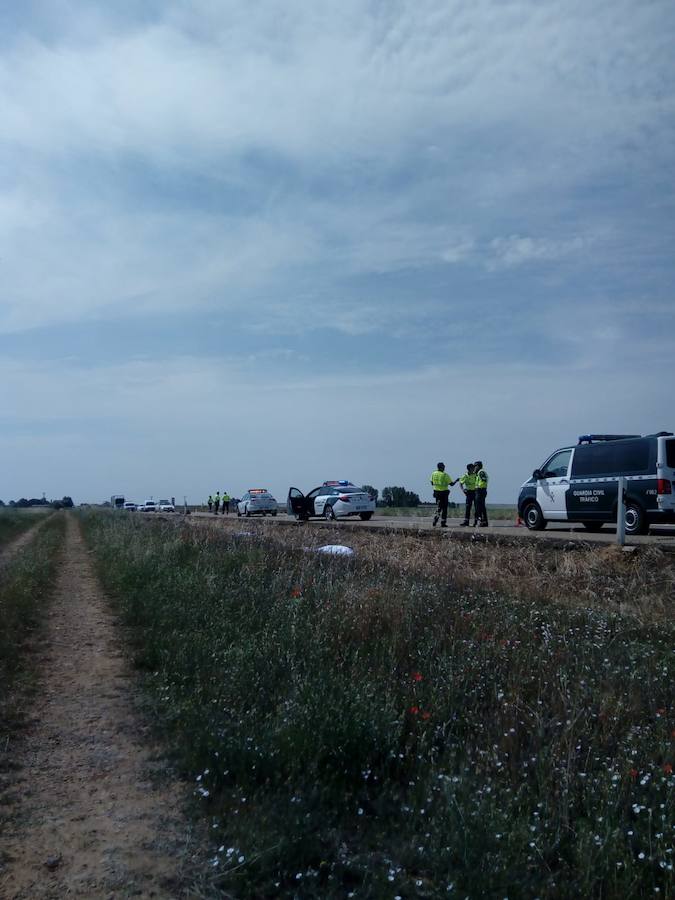 Un matrimonio, natural de Guipuzcóa, ha fallecido y su hijo menor de 12 años de edad ha resultado herido leve tras ser atropellado por un conductor ebrio en la N-601cuando realizaban el Camino de Santiago en bicicleta