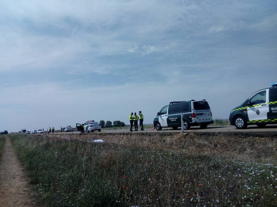 Un matrimonio, natural de Guipuzcóa, ha fallecido y su hijo menor de 12 años de edad ha resultado herido leve tras ser atropellado por un conductor ebrio en la N-601cuando realizaban el Camino de Santiago en bicicleta