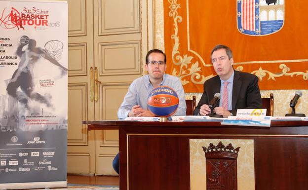 El delegado Fernando Vázquez y el concejal Sánchez-Guijo, durante la presentación oficial. 