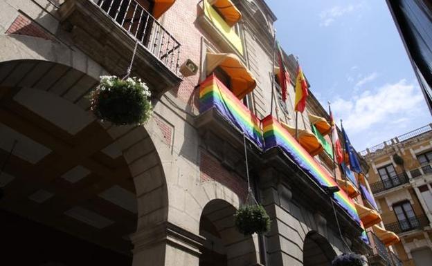 Bandera en la fachada del Ayuntamiento de Zamora. 