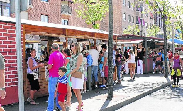 Los vecinos de Laguna disfrutan de pinchos y bebida en las casetas de las últimas fiestas.