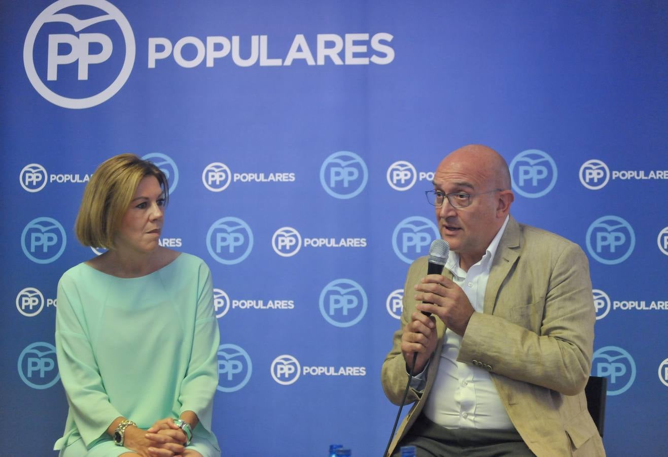 La secretaria general del PP y candidata a la presidencia de este partido se ha referido a las «noticias inquietantes» del acercamiento de presos etarras «en pago al apoyo de Bildu y el PNV»