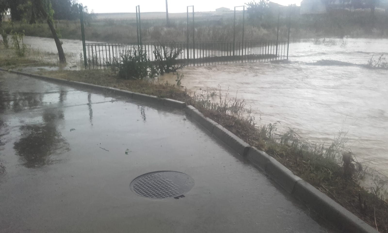 Los bomberos tuvieron que achicar agua en varias viviendas tras recoger hasta 45 litros por metro cuadrado, según algunos vecinos