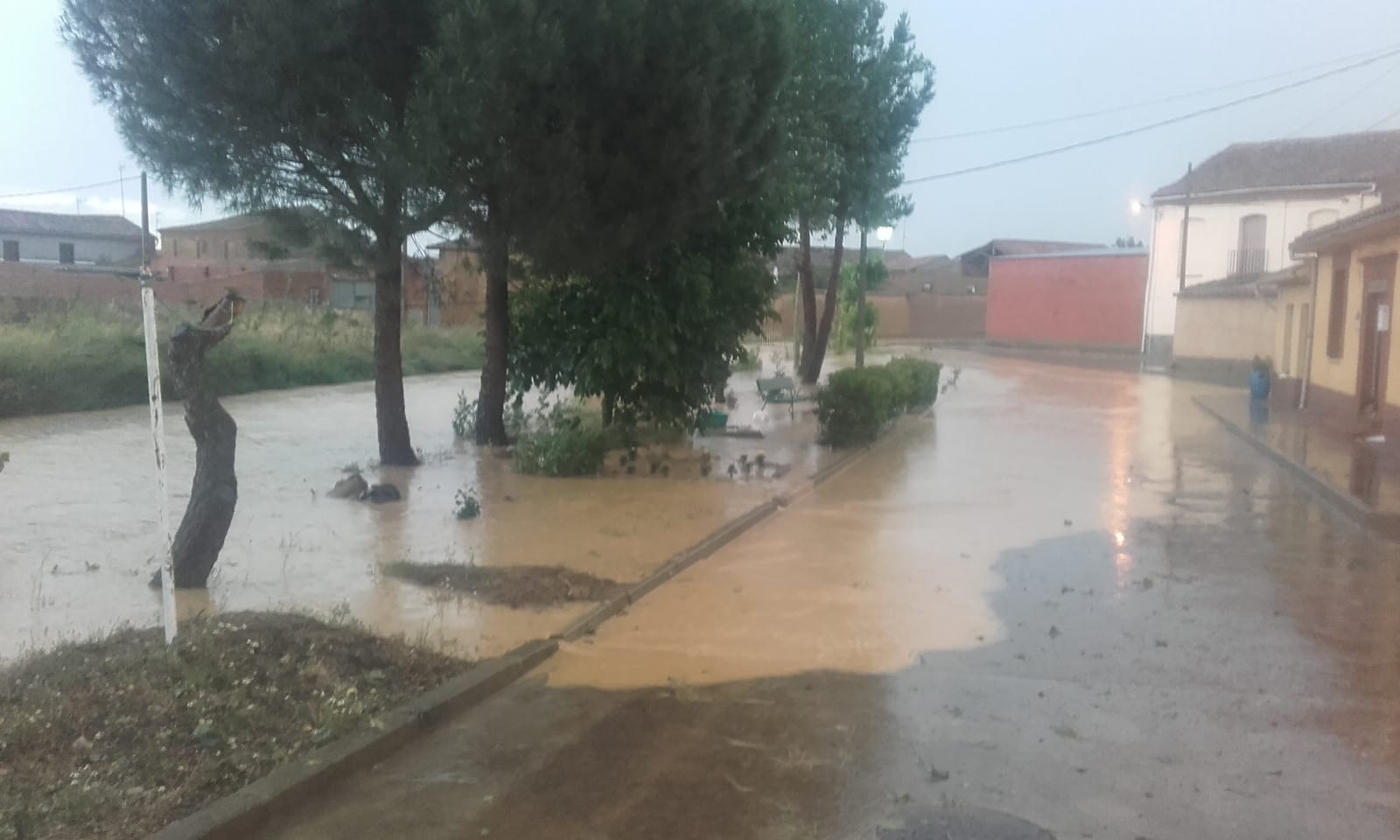 Los bomberos tuvieron que achicar agua en varias viviendas tras recoger hasta 45 litros por metro cuadrado, según algunos vecinos