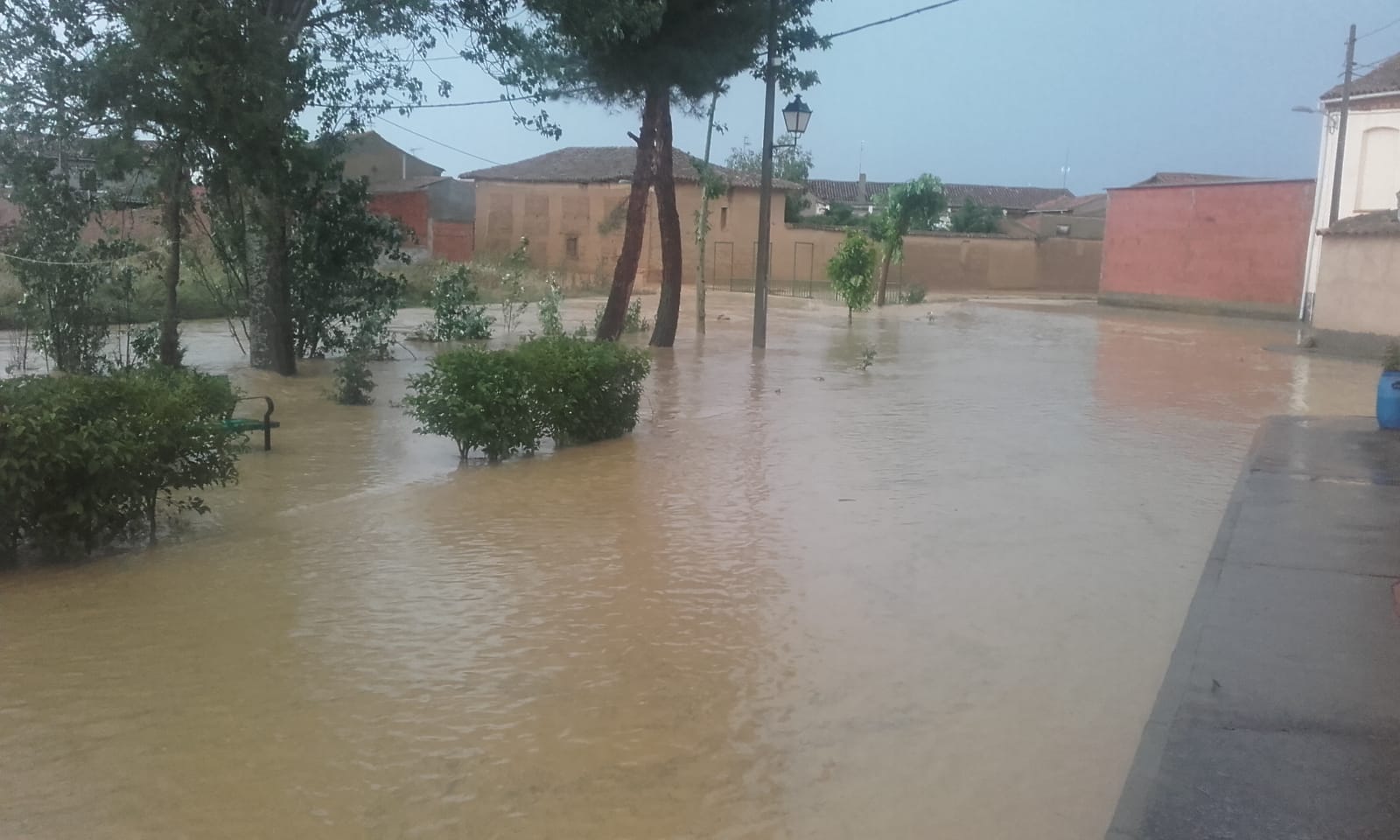 Los bomberos tuvieron que achicar agua en varias viviendas tras recoger hasta 45 litros por metro cuadrado, según algunos vecinos