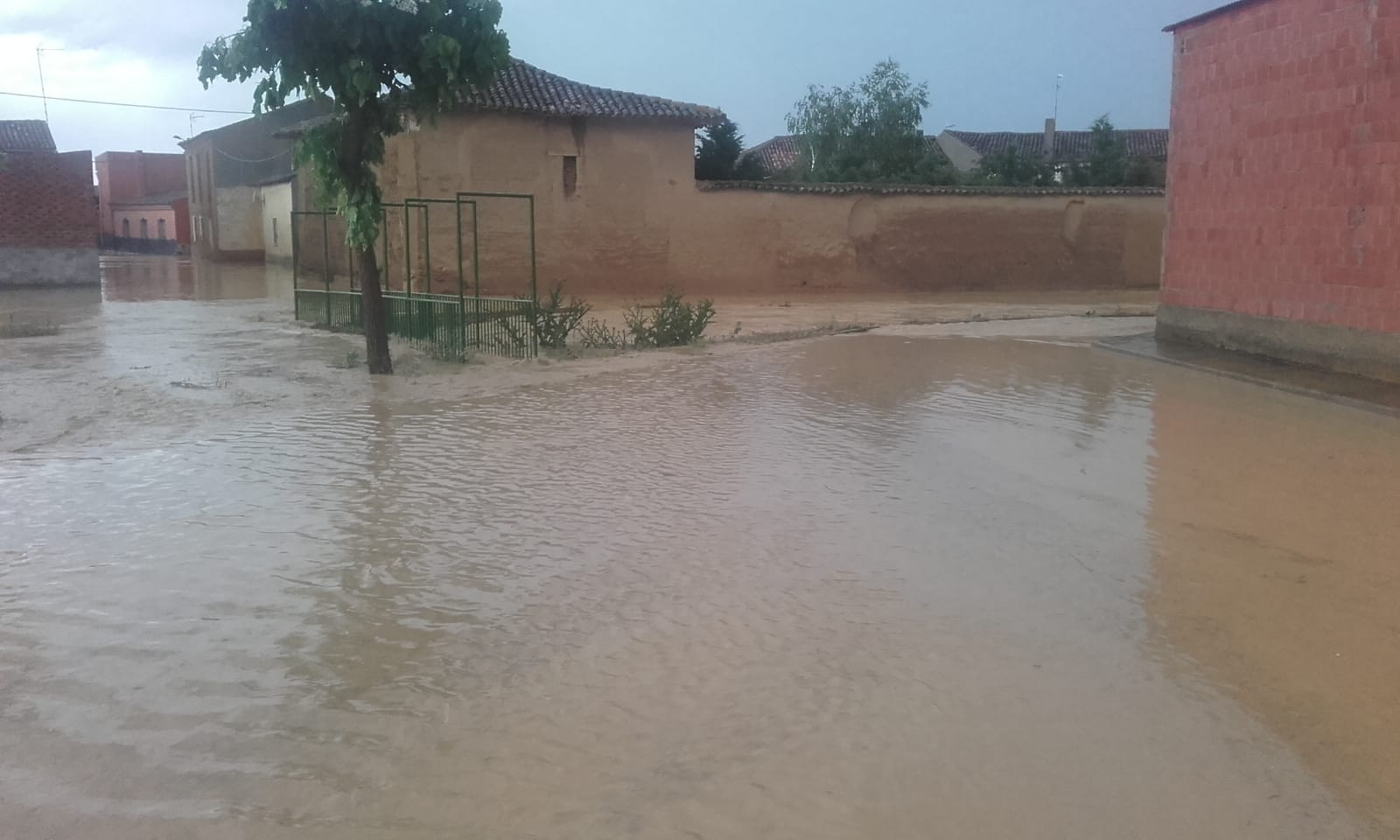 Los bomberos tuvieron que achicar agua en varias viviendas tras recoger hasta 45 litros por metro cuadrado, según algunos vecinos