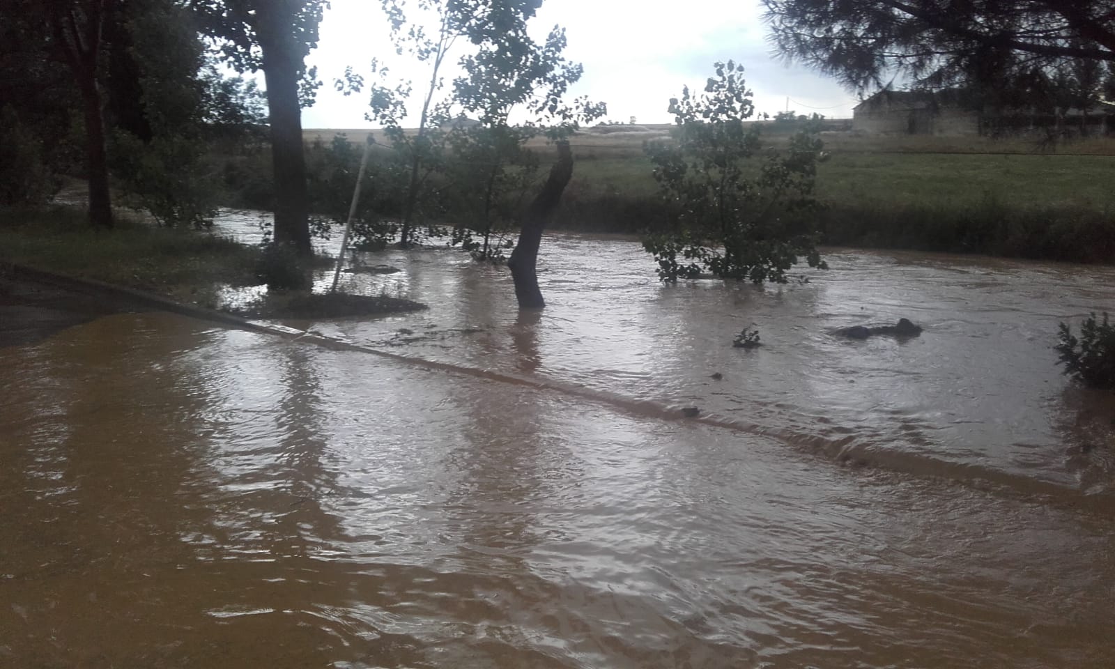 Los bomberos tuvieron que achicar agua en varias viviendas tras recoger hasta 45 litros por metro cuadrado, según algunos vecinos