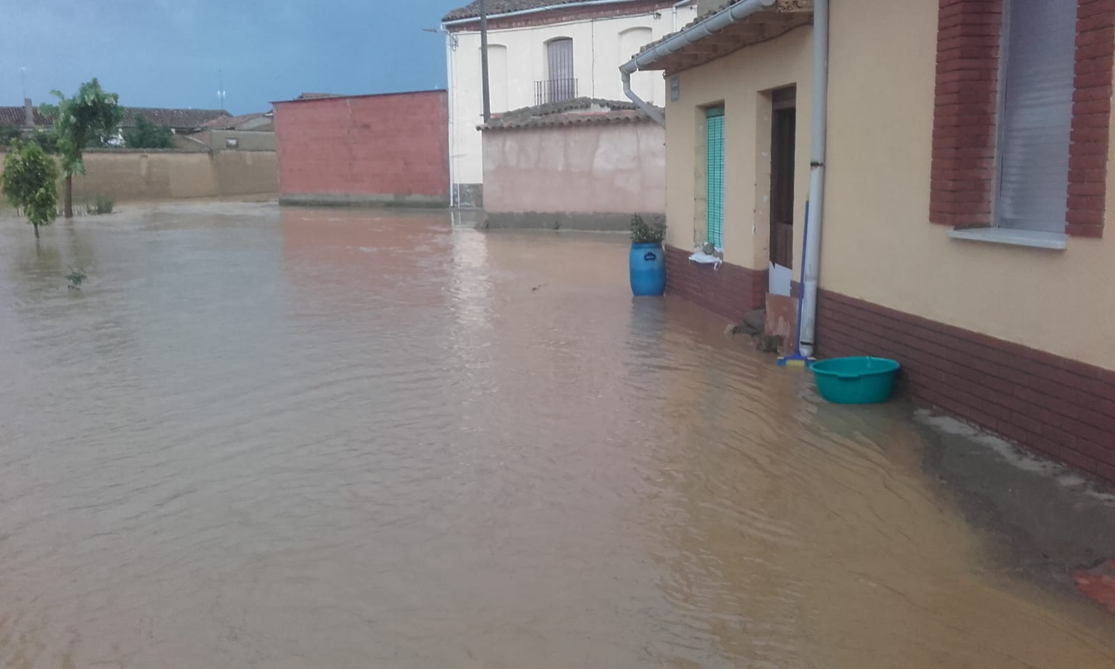 Los bomberos tuvieron que achicar agua en varias viviendas tras recoger hasta 45 litros por metro cuadrado, según algunos vecinos