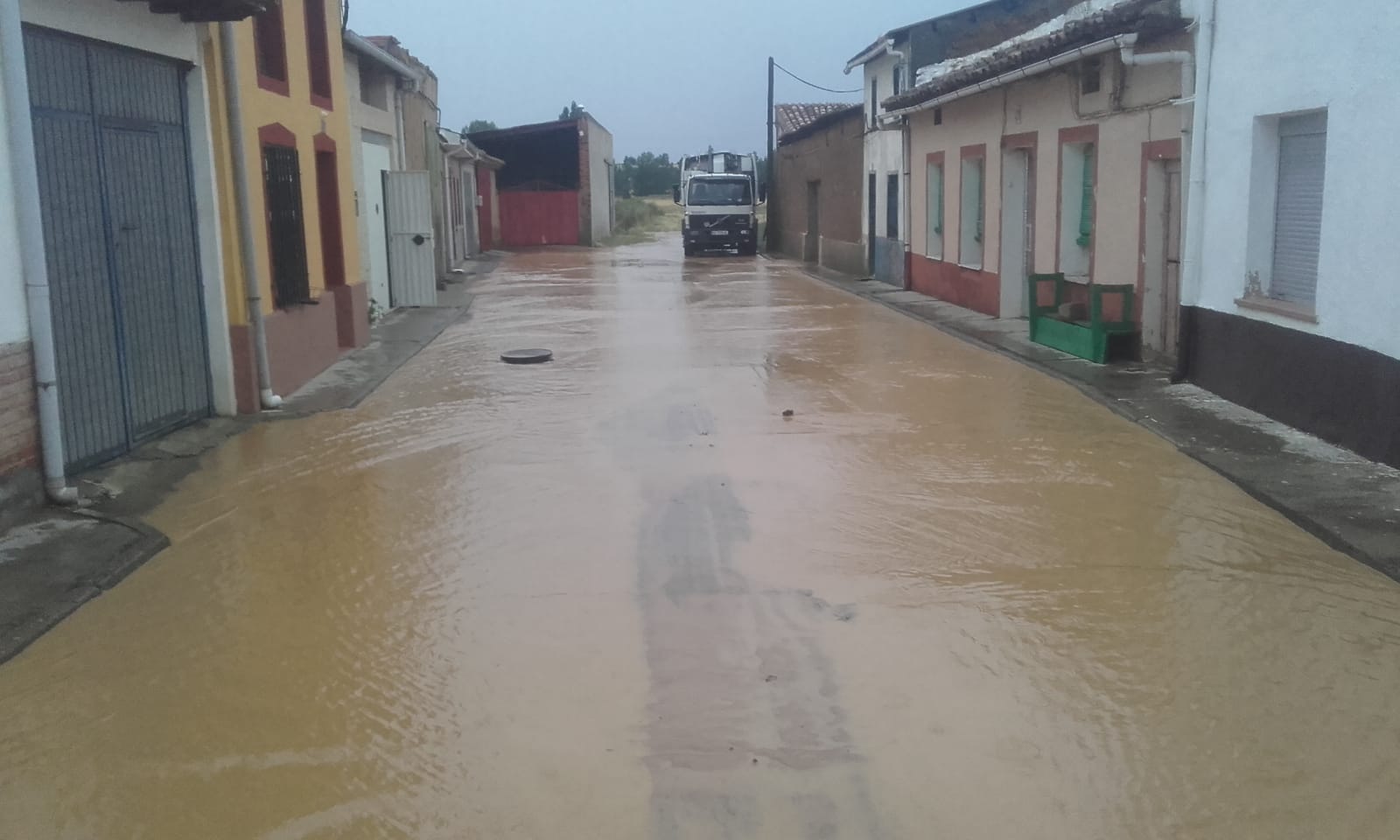 Los bomberos tuvieron que achicar agua en varias viviendas tras recoger hasta 45 litros por metro cuadrado, según algunos vecinos