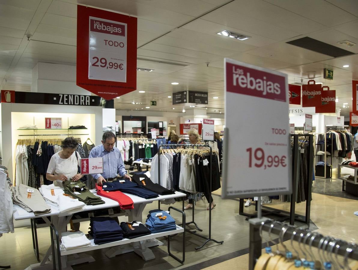 Fotos: Comienzan las rebajas de verano en Valladolid