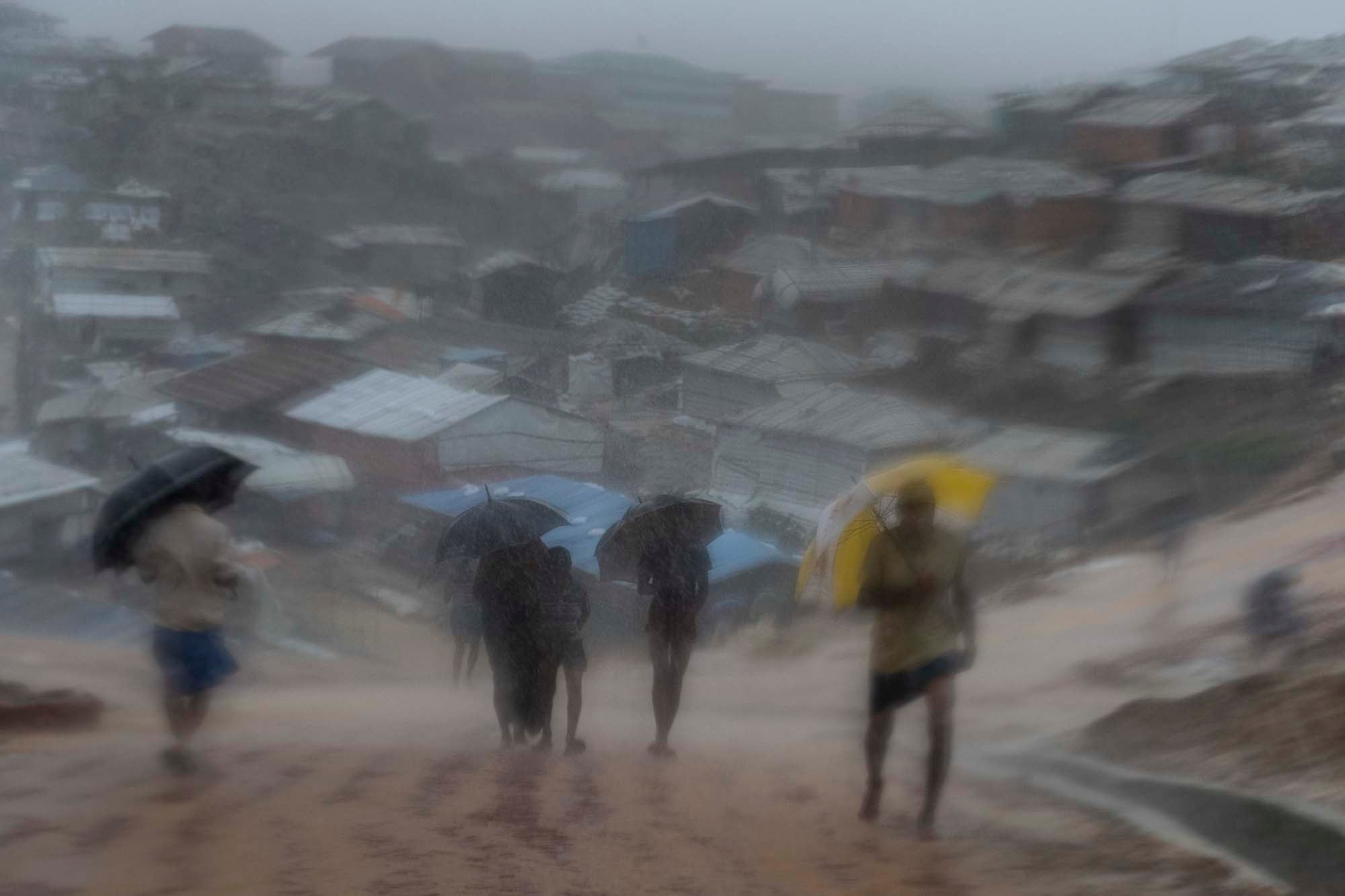 Los más de 800.000 refugiados rohingya que vive en los campos de refugiados de Bangladés, la mitad de ellos niños y niñas, está sufriendo el comienzo de las fuertes lluvias del monzón