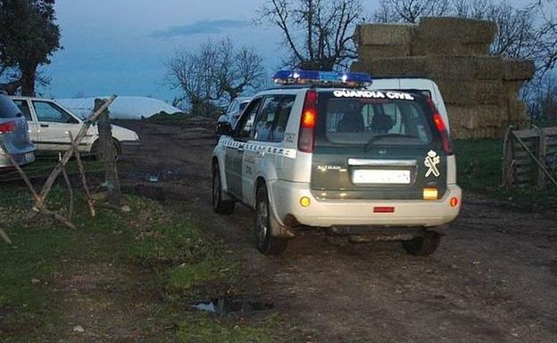 Un vehículo de la Guardia Civil patrulla por Salamanca.