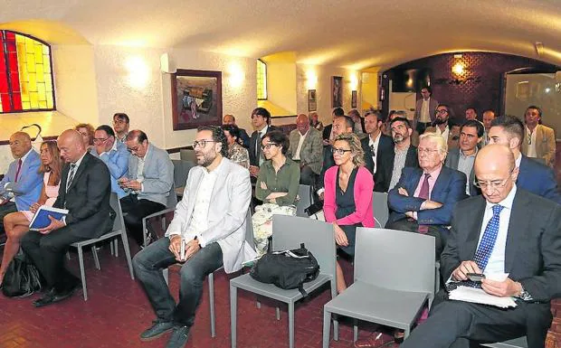 Participantes en el encuentro de empresarios de Palencia y Madrid. :