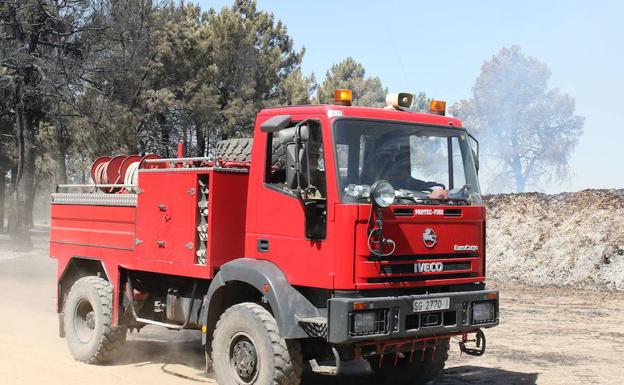 Bomberos participan en un incendio forestal declarado el año pasado en Navalilla. 