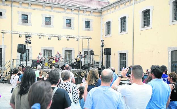 Actuación de Los Pajarracos en el patio de La Cárcel, este sábado. 