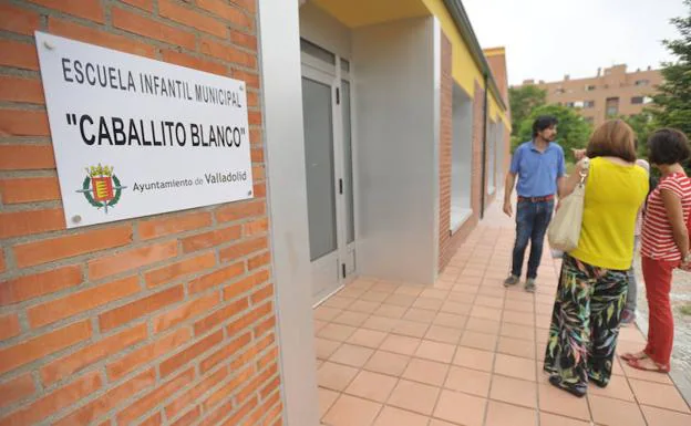 Acceso a la nueva escuela infantil Caballito Blanco. 