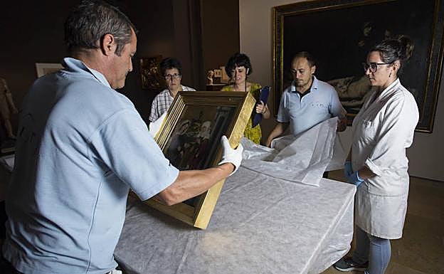 Uno de los responsables realiza labores de desembalaje. 