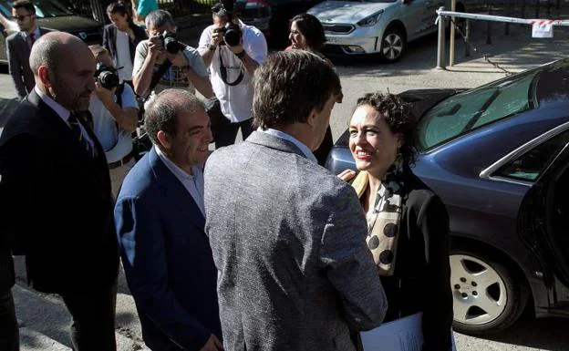 La ministra de Trabajo, Magdalena Valerio (d), y el presidente de la Asociación de Trabajadores Autónomos (ATA), Lorenzo Amor (3d), en San Lorenzo de El Escorial.