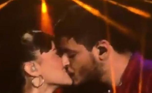 Aitana y Cepeda y su famoso beso en el Bernabeú. 