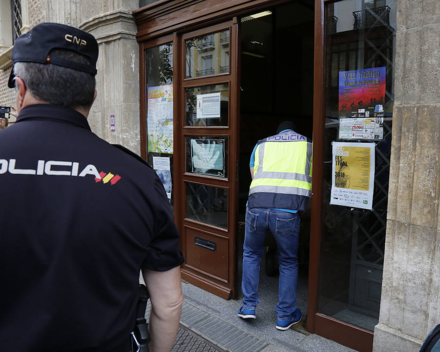 Fotos: Registro a las oficinas del ayuntamiento por la operación Enrredada