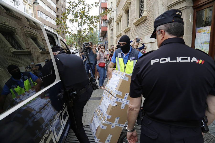 Fotos: Registro a las oficinas del ayuntamiento por la operación Enrredada