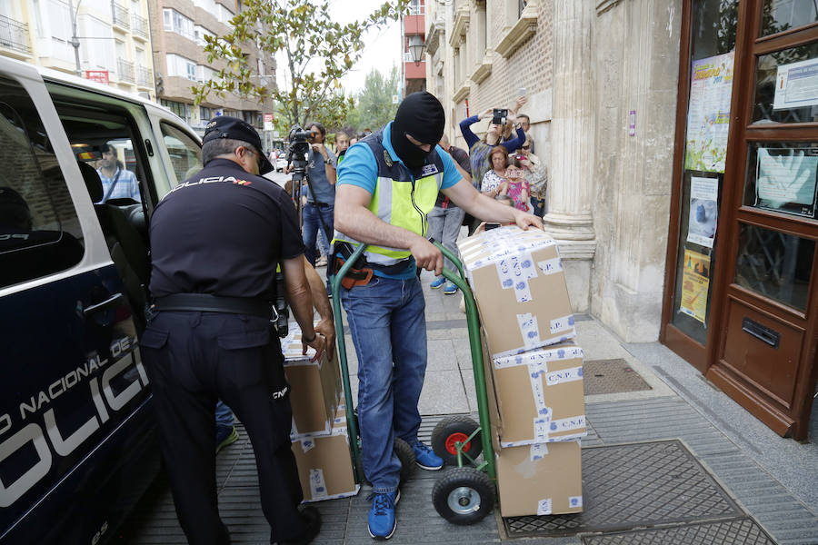 Fotos: Registro a las oficinas del ayuntamiento por la operación Enrredada
