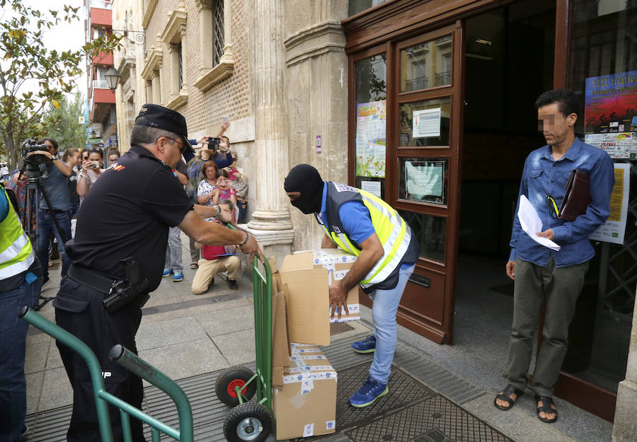 Fotos: Registro a las oficinas del ayuntamiento por la operación Enrredada