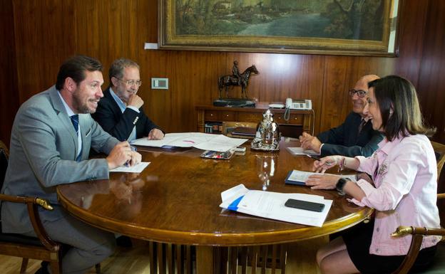 Encuentro celebrado en Madrid entre el alcalde y la ministra de Defensa.