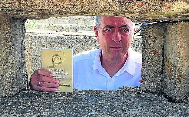 Carlos de Miguel, con el libro que vaa presentar sobre fortificaciones en Segovia. 