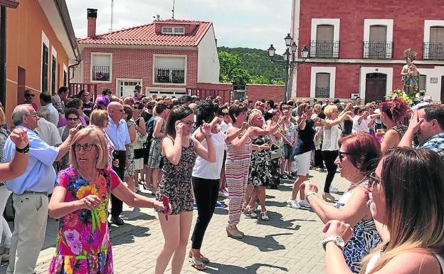 Vecinos de Traspinero bailan la jota en honor a Santa Isabel.