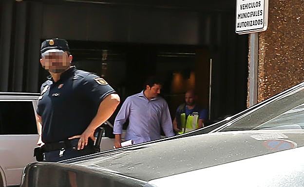 El alcalde de Villaquilambre (León), Manuel García, es trasladado por la UDEF tras los registros en el Ayuntamiento.