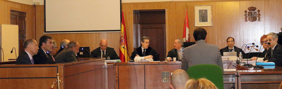 Fotos: El alcalde Óscar Puente comparece como testigo en el juicio contra León de la Riva