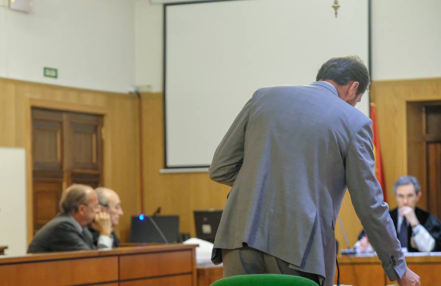 Fotos: El alcalde Óscar Puente comparece como testigo en el juicio contra León de la Riva