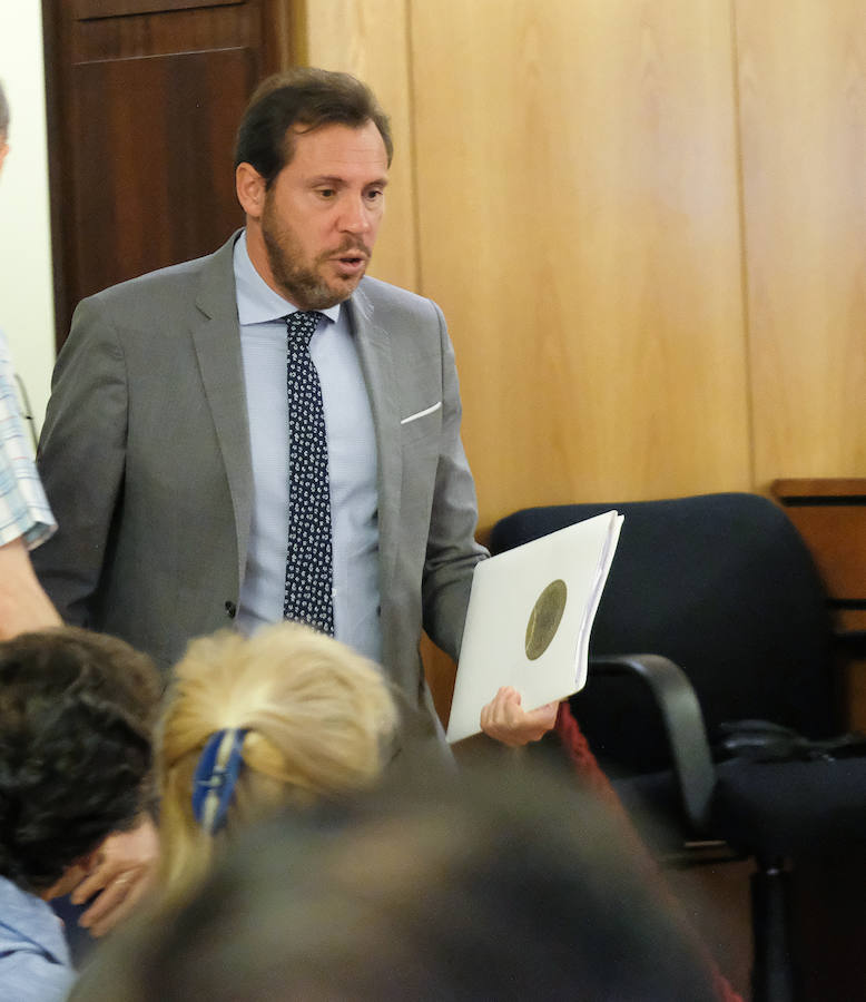 Fotos: El alcalde Óscar Puente comparece como testigo en el juicio contra León de la Riva