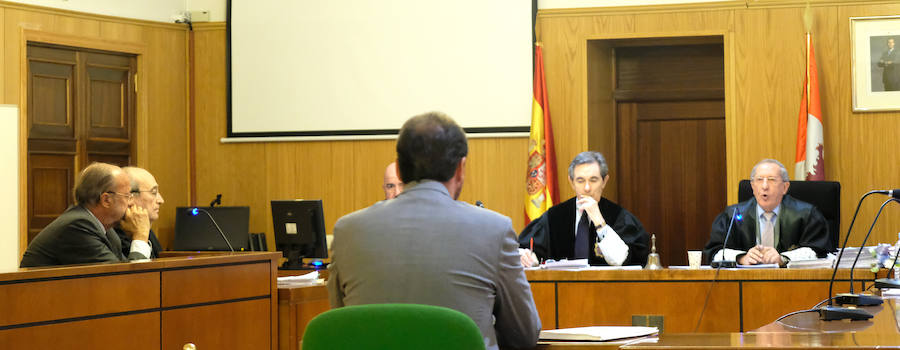 Fotos: El alcalde Óscar Puente comparece como testigo en el juicio contra León de la Riva