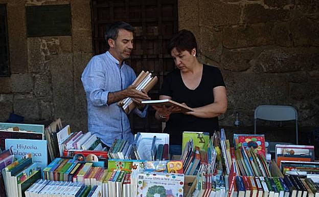 El alcalde, Miguel Ángel Luengo, hizo entrega el año pasado a todos los participantes de un libro sobre La Alberca. 