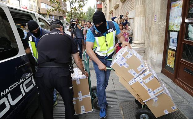 La Policía se lleva cajas con documentación de Agustinas Canónigas. 