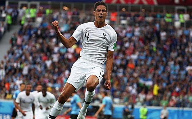 Varane celebra el gol que abrió la victoria de Francia. 