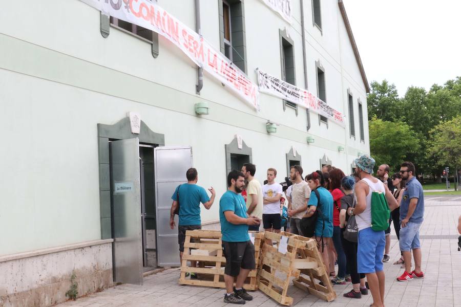 Fotos: Activistas del colectivo La Molinera en el antiguo hotel Marqués de la Ensenada