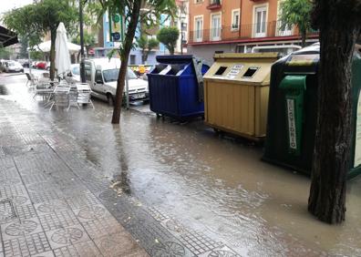 Imagen secundaria 1 - Varias calles se han visto anegadas por la lluvia.