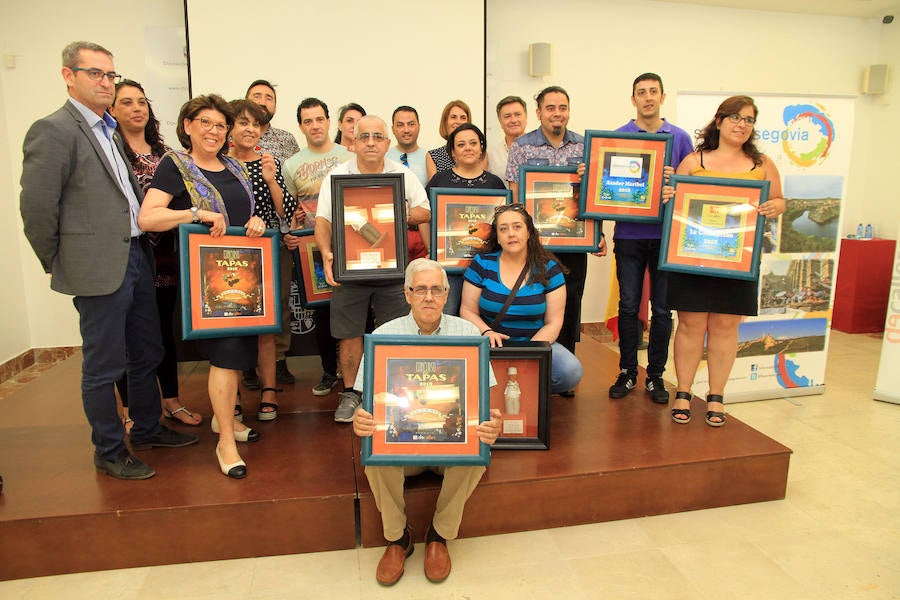 Los ganadores en las distintas categorías posan con los premios.