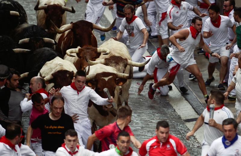 La carrera ha durado dos minutos y 54 segundos y ha sido tranquila, aunque ha habido momentos de peligro en Santo Domingo con los dos toros rezagados