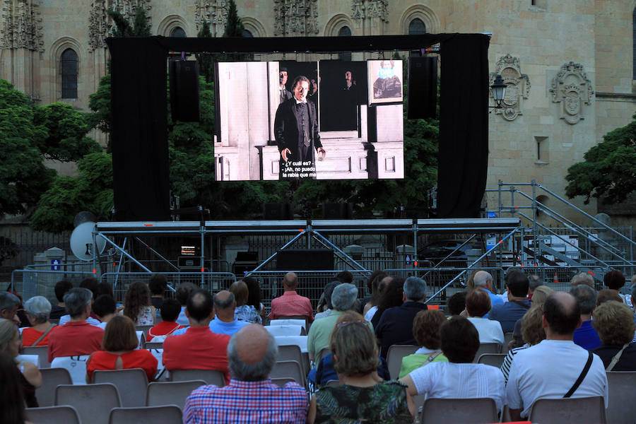 Los espectadores disfrutan de una de las primeras escenas de la ópera en la Plaza Mayor.