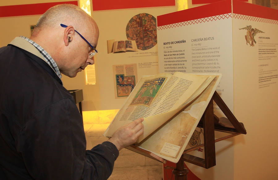 Santa María la Real acoge una muestra de Joyas bibliográficas de los siglos X al XVI' con piezas de la colección del editor Manuel Moleiro