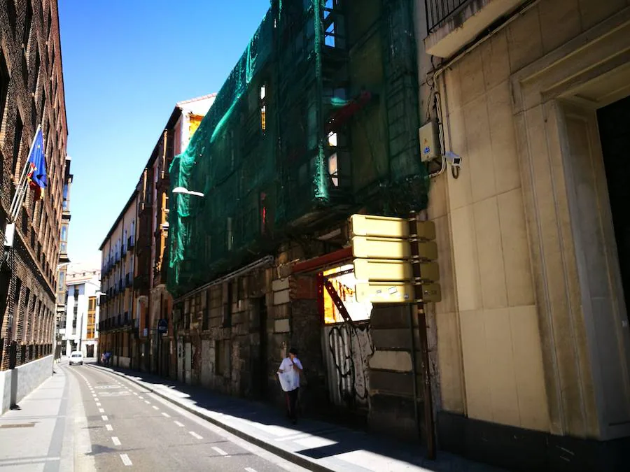 Se resiste. Fray Luis de León. Un clásico de las fachadas huecas en Valladolid que, al menos, ahora ha dejado libre el paso en la acera.
